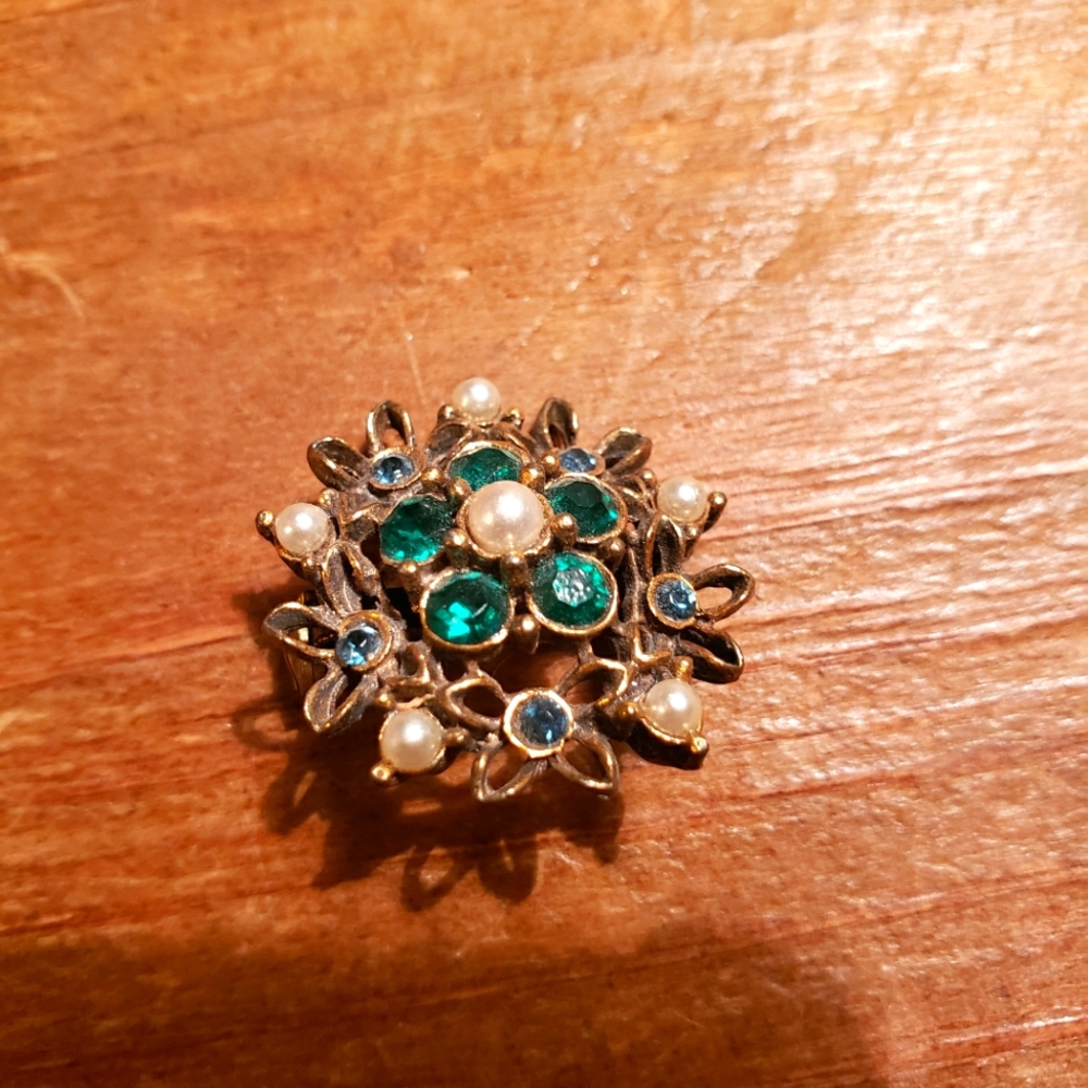 Vintage Gold Tone Brooch with Emerald Sets & Pearls